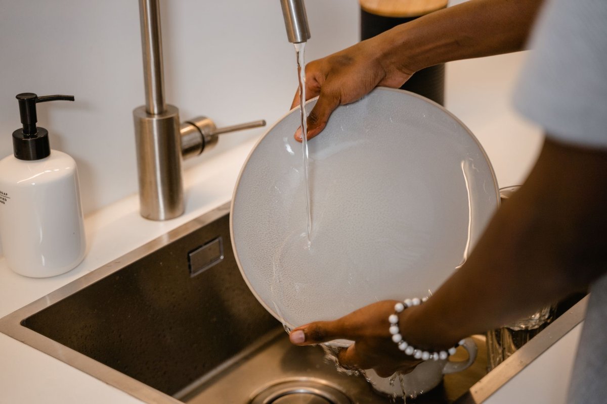 Cleaning a kitchen sink to remove fruit fly breeding sources