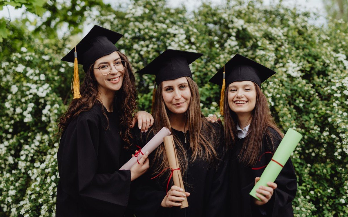 US OPT fee proposal explained: foreign graduates celebrating at a US university