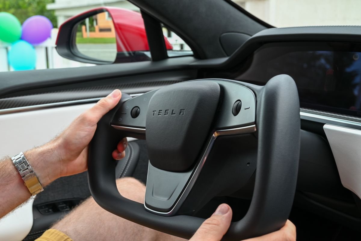 Tesla yoke steering wheel — new Tesla Roadster specs include steer-by-wire yoke